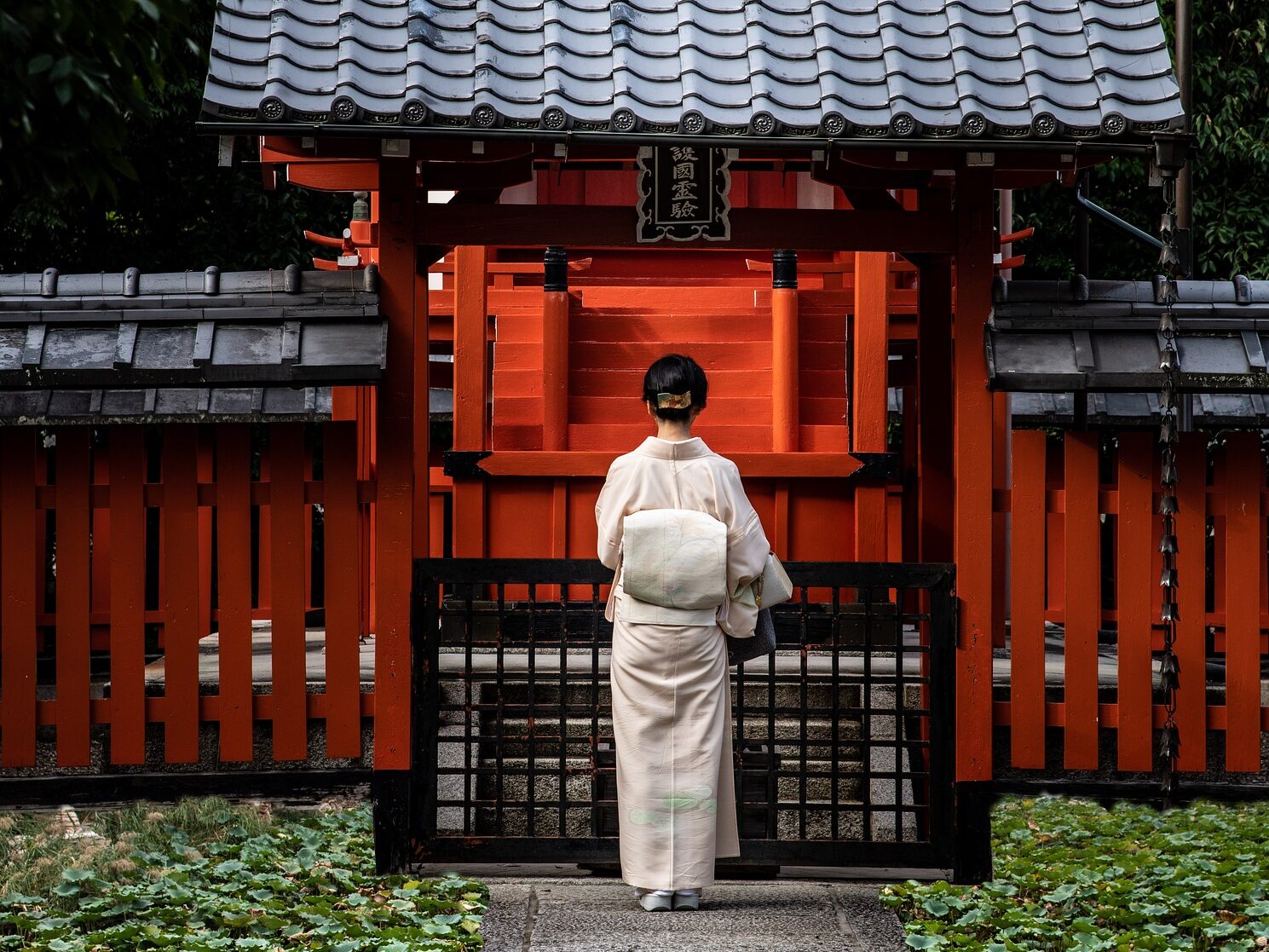 A local's Guide to Proper Behavior at Temples and Shrines in Japan